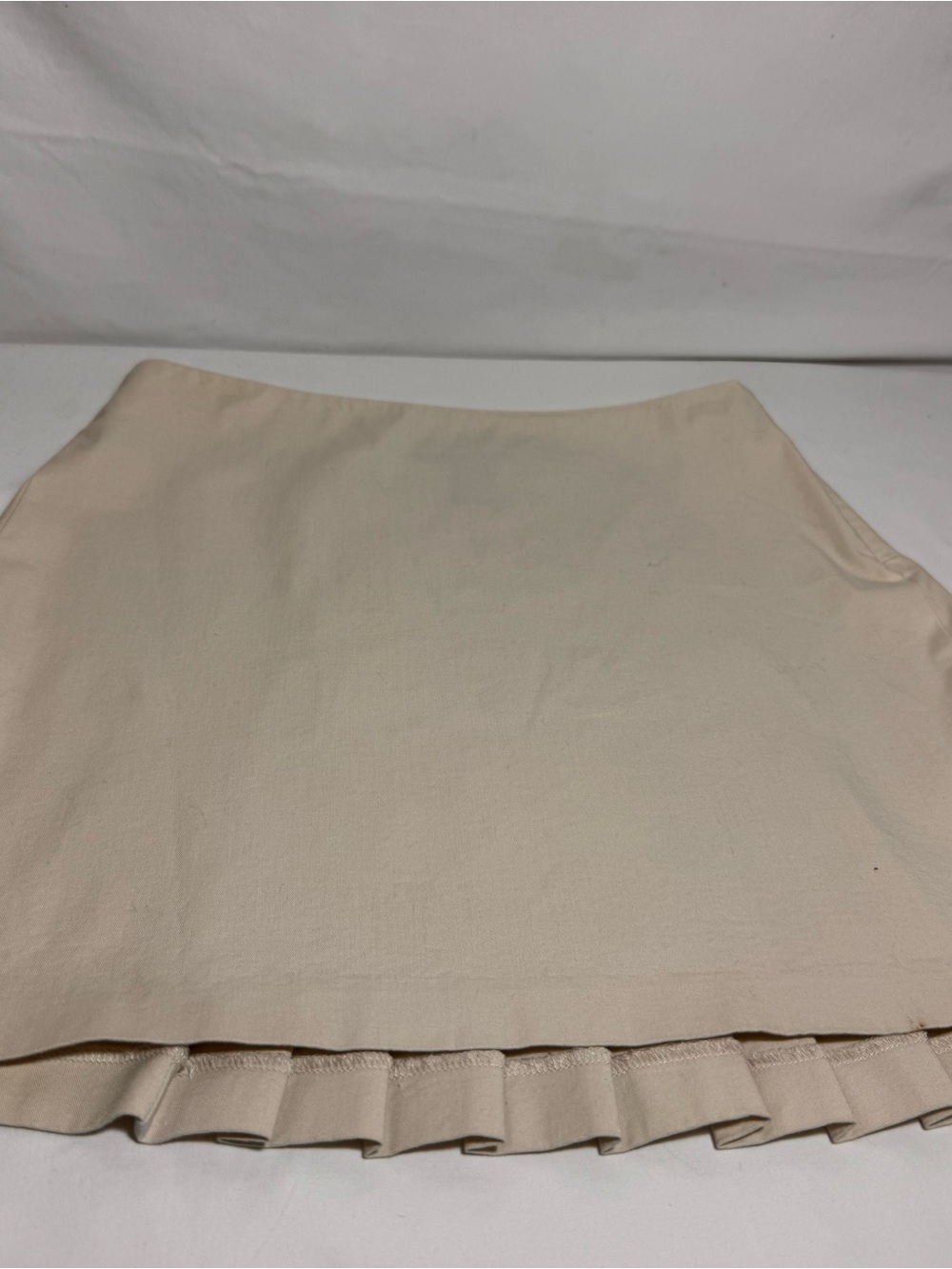 Body by Victoria’s Secret Women’s Beige Pleated Hem Mini Skirt – Size 4